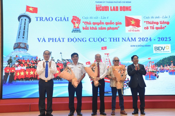 Trao giải 2 cuộc thi "Chủ quyền Quốc gia bất khả xâm phạm" và "Thiêng liêng cờ Tổ quốc"- Ảnh 1. Trao giải 2 cuộc thi "Chủ quyền Quốc gia bất khả xâm phạm" và "Thiêng liêng cờ Tổ quốc"- Ảnh 1.