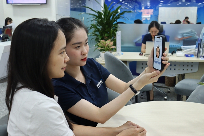 Khách hàng cập nhật dữ liệu sinh trắc học để chuyển tiền trên 10 triệu đồng, theo quy định mới của NHNN. Ảnh: Bình An Khách hàng cập nhật dữ liệu sinh trắc học để chuyển tiền trên 10 triệu đồng, theo quy định mới của NHNN. Ảnh: Bình An