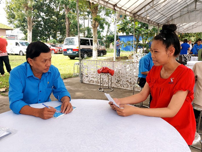 Ông Trần Văn Triều, Giám đốc Trung tâm Tư vấn pháp luật LĐLĐ TP HCM, tư vấn pháp luật cho người lao động Ông Trần Văn Triều, Giám đốc Trung tâm Tư vấn pháp luật LĐLĐ TP HCM, tư vấn pháp luật cho người lao động