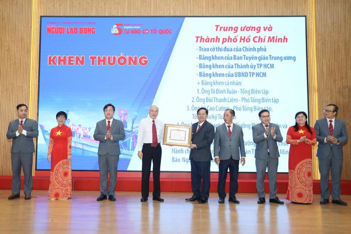 Ông Phan Nguyễn Như Khuê, Trưởng Ban Tuyên giáo Thành ủy TP HCM, trao bằng khen của Thành ủy TP HCM cho ông Tô Đình Tuân, Tổng Biên tập Báo Người Lao Động Ảnh: HOÀNG TRIỀU Ông Phan Nguyễn Như Khuê, Trưởng Ban Tuyên giáo Thành ủy TP HCM, trao bằng khen của Thành ủy TP HCM cho ông Tô Đình Tuân, Tổng Biên tập Báo Người Lao Động Ảnh: HOÀNG TRIỀU