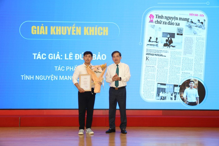 Trao giải 2 cuộc thi "Chủ quyền Quốc gia bất khả xâm phạm" và "Thiêng liêng cờ Tổ quốc"- Ảnh 6. Trao giải 2 cuộc thi "Chủ quyền Quốc gia bất khả xâm phạm" và "Thiêng liêng cờ Tổ quốc"- Ảnh 6.