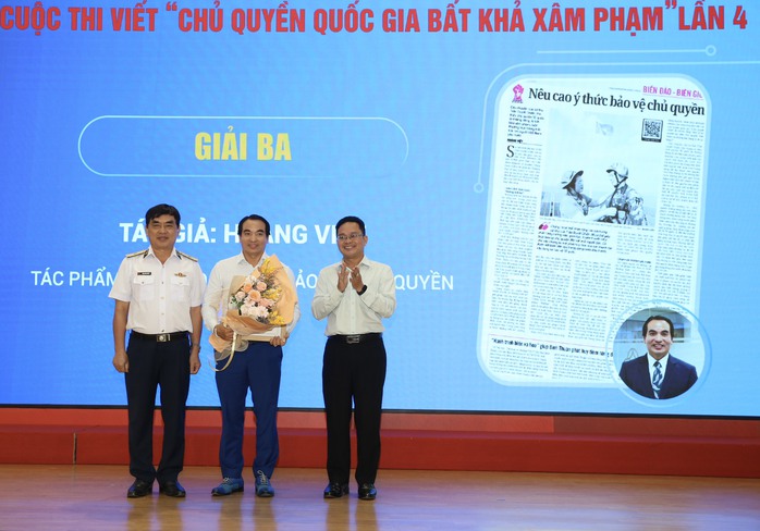Trao giải 2 cuộc thi "Chủ quyền Quốc gia bất khả xâm phạm" và "Thiêng liêng cờ Tổ quốc"- Ảnh 5. Trao giải 2 cuộc thi "Chủ quyền Quốc gia bất khả xâm phạm" và "Thiêng liêng cờ Tổ quốc"- Ảnh 5.
