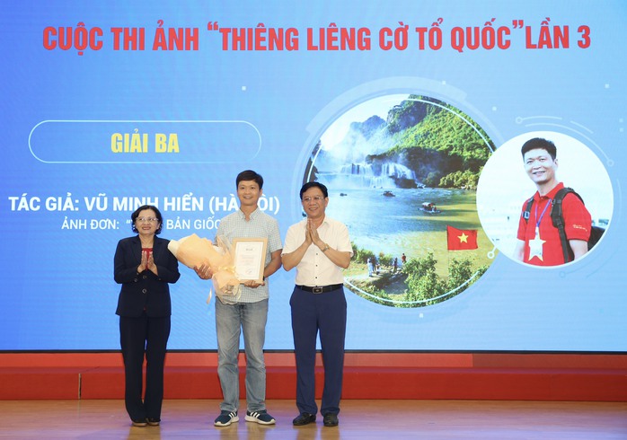 Trao giải 2 cuộc thi "Chủ quyền Quốc gia bất khả xâm phạm" và "Thiêng liêng cờ Tổ quốc"- Ảnh 10. Trao giải 2 cuộc thi "Chủ quyền Quốc gia bất khả xâm phạm" và "Thiêng liêng cờ Tổ quốc"- Ảnh 10.
