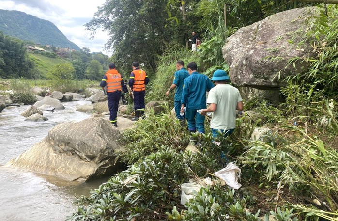 Sau nhiều ngày mất tích bí ẩn, tìm thấy 2 cháu bé tại tầng 3 một trường tiểu học- Ảnh 1. Sau nhiều ngày mất tích bí ẩn, tìm thấy 2 cháu bé tại tầng 3 một trường tiểu học- Ảnh 1.