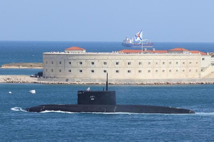 Tàu ngầm lớp Kilo Kolpino của Hải quân Nga trong cuộc diễu hành Ngày Hải quân ở cảng Sevastopol, Crimea, biển Đen, ngày 26-7-2020. Ảnh: Reuters Tàu ngầm lớp Kilo Kolpino của Hải quân Nga trong cuộc diễu hành Ngày Hải quân ở cảng Sevastopol, Crimea, biển Đen, ngày 26-7-2020. Ảnh: Reuters