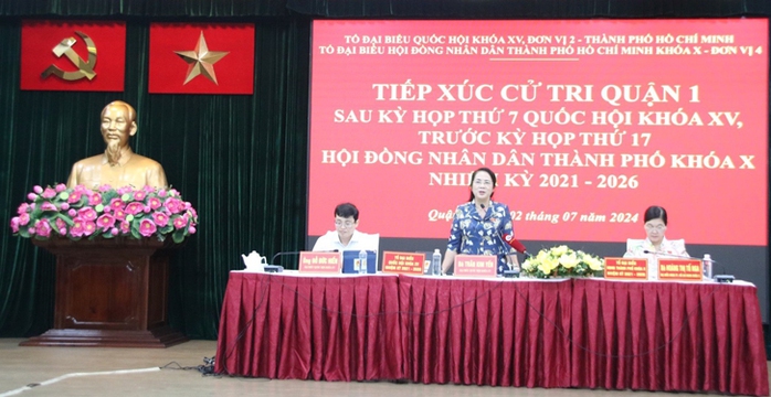 Bà Trần Kim Yến phát biểu tại buổi tiếp xúc cử tri Bà Trần Kim Yến phát biểu tại buổi tiếp xúc cử tri