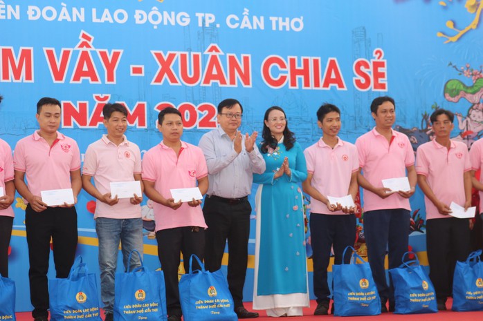 Lãnh đạo Ủy ban MTTQ TP Cần Thơ và LĐLĐ TP Cần Thơ tặng quà cho công nhân khó khăn dịp Tết Nguyên đán 2024 Lãnh đạo Ủy ban MTTQ TP Cần Thơ và LĐLĐ TP Cần Thơ tặng quà cho công nhân khó khăn dịp Tết Nguyên đán 2024