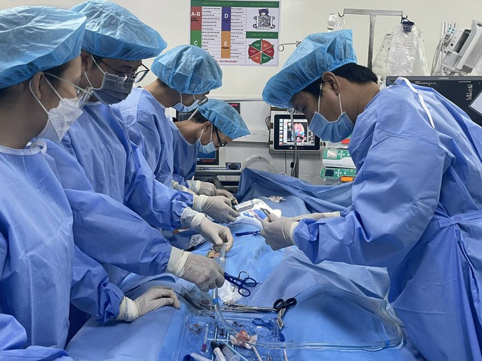 Cô gái nâng ngực gặp biến chứng được hồi sinh sau 18 ngày nguy kịch- Ảnh 1. Cô gái nâng ngực gặp biến chứng được hồi sinh sau 18 ngày nguy kịch- Ảnh 1.