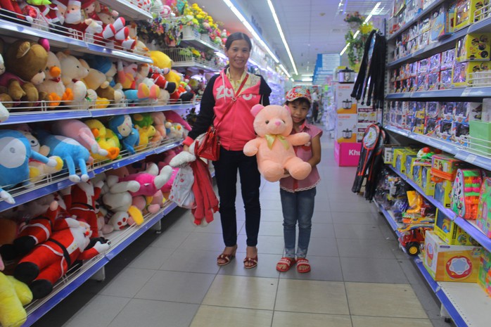 Chị Hai và cháu của tác giả trong chuyến mua sắm tại siêu thị Co.opmart ngã tư Thủ Đức, TP HCM vào cuối năm 2016Ảnh: Nguyễn Thanh Tú Chị Hai và cháu của tác giả trong chuyến mua sắm tại siêu thị Co.opmart ngã tư Thủ Đức, TP HCM vào cuối năm 2016Ảnh: Nguyễn Thanh Tú