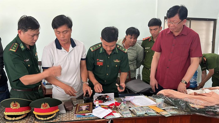 Giả danh thượng tướng, đại tá quân đội vì "thích bộ đội"!?- Ảnh 1. Giả danh thượng tướng, đại tá quân đội vì "thích bộ đội"!?- Ảnh 1.