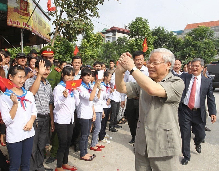 Tổng Bí thư Nguyễn Phú Trọng trong lần dự Ngày hội Đại đoàn kết toàn dân tộc tại khu dân cư Trai Trang, thị trấn Yên Mỹ, huyện Yên Mỹ, tỉnh Hưng Yên, vào ngày 10-11-2013. Ảnh: TTXVN Tổng Bí thư Nguyễn Phú Trọng trong lần dự Ngày hội Đại đoàn kết toàn dân tộc tại khu dân cư Trai Trang, thị trấn Yên Mỹ, huyện Yên Mỹ, tỉnh Hưng Yên, vào ngày 10-11-2013. Ảnh: TTXVN