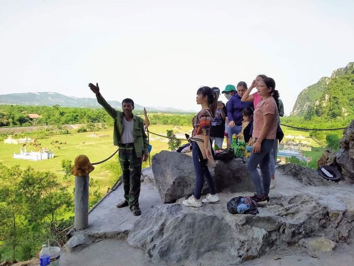 Ông Lương Viết Liêm hào hứng kể chuyện lịch sử cho các học sinh, sinh viên Ông Lương Viết Liêm hào hứng kể chuyện lịch sử cho các học sinh, sinh viên