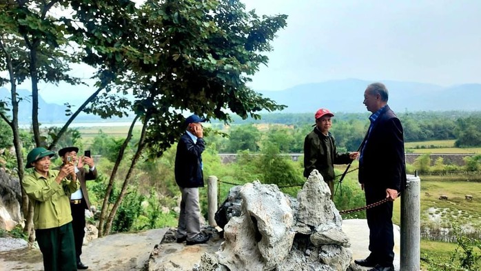 Du khách hào hứng chụp ảnh lưu niệm khi chinh phục được một điểm cao của Lèn Choi Du khách hào hứng chụp ảnh lưu niệm khi chinh phục được một điểm cao của Lèn Choi