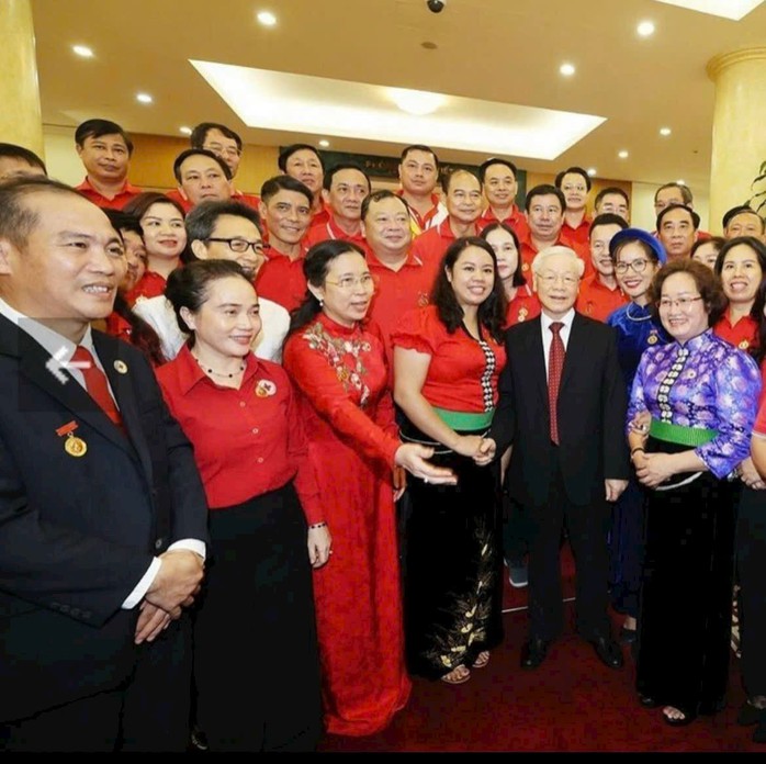 Tổng Bí thư Nguyễn Phú Trọng gặp gỡ những đại biểu tiêu biểu có tấm lòng nhân đạo, từ thiện, trong đó có ông Đinh Sỹ Phúc (bìa trái), Chủ tịch Công đoàn Công ty CP TKG Taekwang Vina. Ảnh: ANH TÚ Tổng Bí thư Nguyễn Phú Trọng gặp gỡ những đại biểu tiêu biểu có tấm lòng nhân đạo, từ thiện, trong đó có ông Đinh Sỹ Phúc (bìa trái), Chủ tịch Công đoàn Công ty CP TKG Taekwang Vina. Ảnh: ANH TÚ