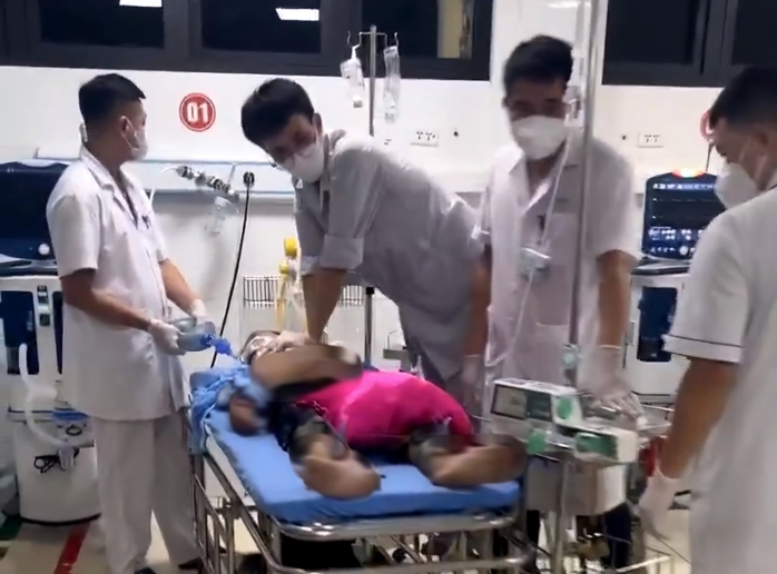 Xôn xao clip người nhà bệnh nhân gào khóc, trách móc bác sĩ- Ảnh 1. Xôn xao clip người nhà bệnh nhân gào khóc, trách móc bác sĩ- Ảnh 1.
