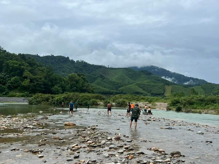 Trên đường đi làm thuê về, 2 người phụ nữ bị nước cuốn mất tích- Ảnh 1. Trên đường đi làm thuê về, 2 người phụ nữ bị nước cuốn mất tích- Ảnh 1.