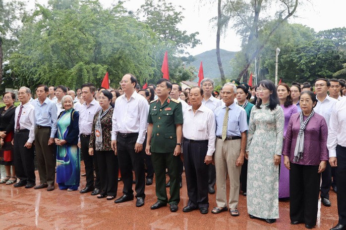 Đoàn công tác TP HCM dâng hương tưởng niệm các anh hùng liệt sĩ ở Côn Đảo- Ảnh 2. Đoàn công tác TP HCM dâng hương tưởng niệm các anh hùng liệt sĩ ở Côn Đảo- Ảnh 2.