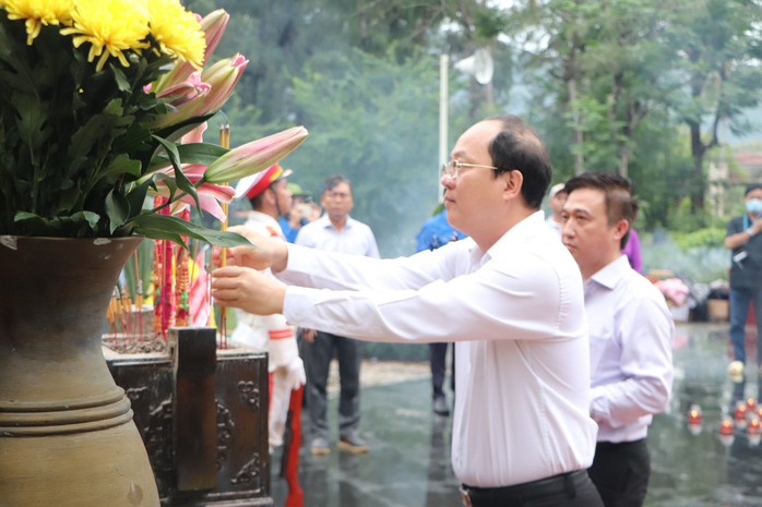 Đoàn công tác TP HCM dâng hương tưởng niệm các anh hùng liệt sĩ ở Côn Đảo- Ảnh 1. Đoàn công tác TP HCM dâng hương tưởng niệm các anh hùng liệt sĩ ở Côn Đảo- Ảnh 1.