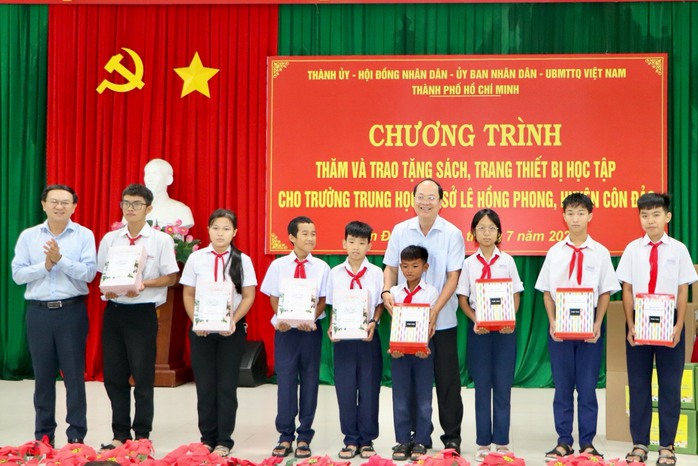 Đoàn công tác TP HCM dâng hương tưởng niệm các anh hùng liệt sĩ ở Côn Đảo- Ảnh 9. Đoàn công tác TP HCM dâng hương tưởng niệm các anh hùng liệt sĩ ở Côn Đảo- Ảnh 9.