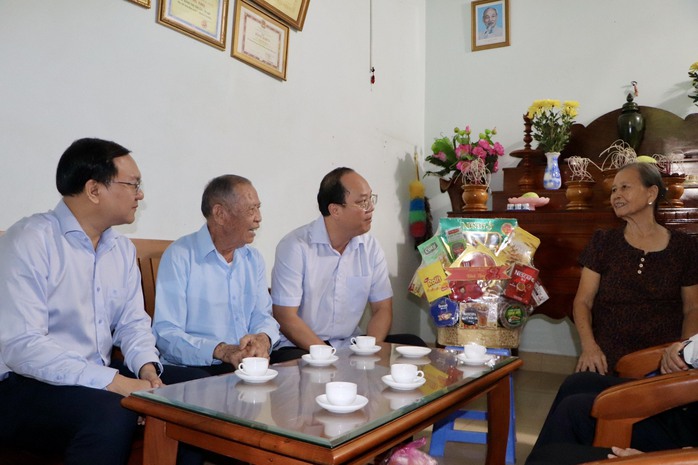Đoàn công tác TP HCM dâng hương tưởng niệm các anh hùng liệt sĩ ở Côn Đảo- Ảnh 6. Đoàn công tác TP HCM dâng hương tưởng niệm các anh hùng liệt sĩ ở Côn Đảo- Ảnh 6.