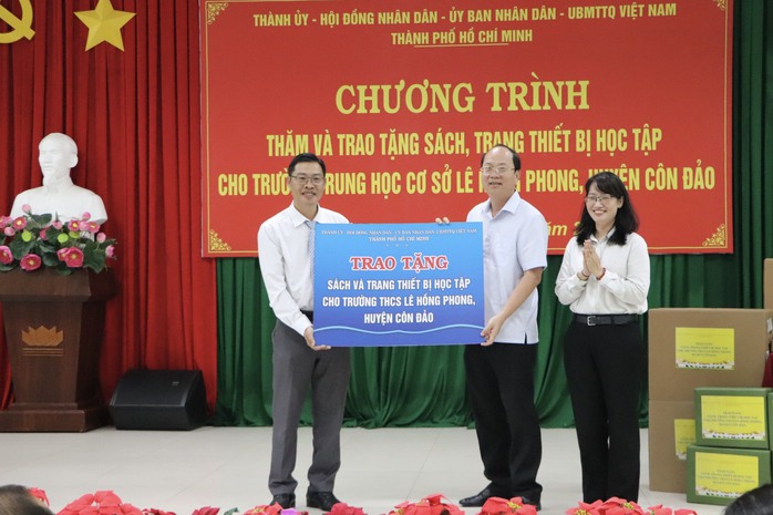 Đoàn công tác TP HCM dâng hương tưởng niệm các anh hùng liệt sĩ ở Côn Đảo- Ảnh 8. Đoàn công tác TP HCM dâng hương tưởng niệm các anh hùng liệt sĩ ở Côn Đảo- Ảnh 8.