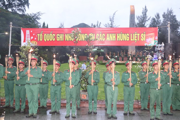 Đoàn công tác TP HCM dâng hương tưởng niệm các anh hùng liệt sĩ ở Côn Đảo- Ảnh 4. Đoàn công tác TP HCM dâng hương tưởng niệm các anh hùng liệt sĩ ở Côn Đảo- Ảnh 4.