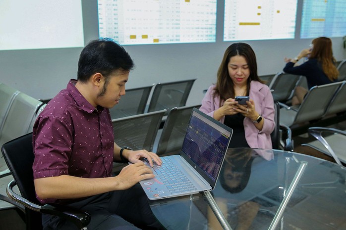Dù VN-Index giảm điểm nhưng thị trường đang có nhiều yếu tố tích cực hỗ trợ. Ảnh: HOÀNG TRIỀU Dù VN-Index giảm điểm nhưng thị trường đang có nhiều yếu tố tích cực hỗ trợ. Ảnh: HOÀNG TRIỀU