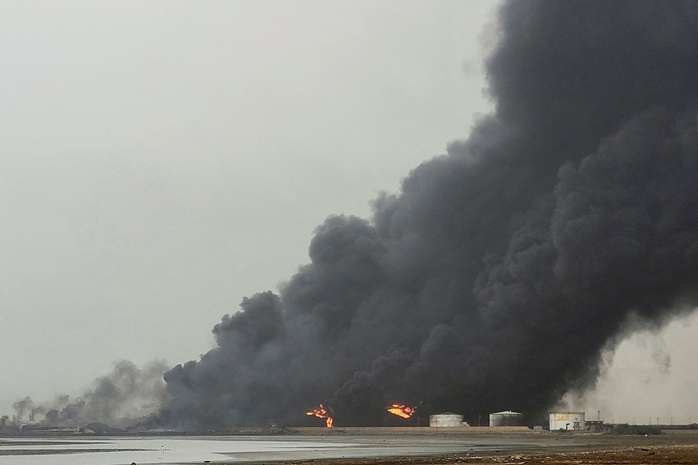 Khói bốc lên tại cảng Hodeidah ở TP Hodeidah - Yemen ngày 21-7 sau vụ không kích của Israel Ảnh: Reuters Khói bốc lên tại cảng Hodeidah ở TP Hodeidah - Yemen ngày 21-7 sau vụ không kích của Israel Ảnh: Reuters
