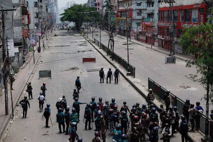 Lực lượng an ninh, quân đội ngăn chặn biểu tình tại Dhaka, Bangladesh, ngày 19-7. Ảnh: Reuters Lực lượng an ninh, quân đội ngăn chặn biểu tình tại Dhaka, Bangladesh, ngày 19-7. Ảnh: Reuters