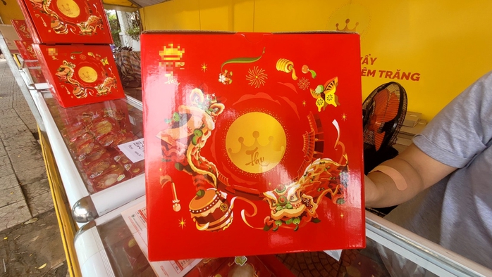 Bánh trung thu bán sớm, giá tăng 2 ngàn đồng/chiếc- Ảnh 1. Bánh trung thu bán sớm, giá tăng 2 ngàn đồng/chiếc- Ảnh 1.