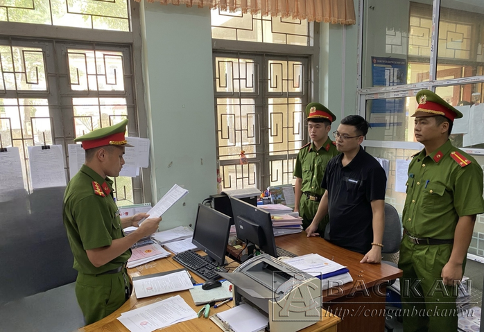 Hai cán bộ huyện bị bắt- Ảnh 1. Hai cán bộ huyện bị bắt- Ảnh 1.