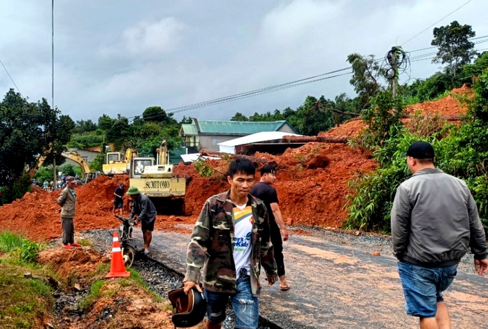 Sơ tán các hộ dân nguy cơ bị sạt lở đến nơi an toàn- Ảnh 5. Sơ tán các hộ dân nguy cơ bị sạt lở đến nơi an toàn- Ảnh 5.