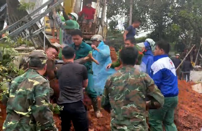 Sơ tán các hộ dân nguy cơ bị sạt lở đến nơi an toàn- Ảnh 1. Sơ tán các hộ dân nguy cơ bị sạt lở đến nơi an toàn- Ảnh 1.