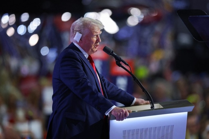 Vết thương tai phải sau vụ ám sát hụt cựu Tổng thống Donald Trump vẫn chảy máu. Ảnh: Reuters Vết thương tai phải sau vụ ám sát hụt cựu Tổng thống Donald Trump vẫn chảy máu. Ảnh: Reuters