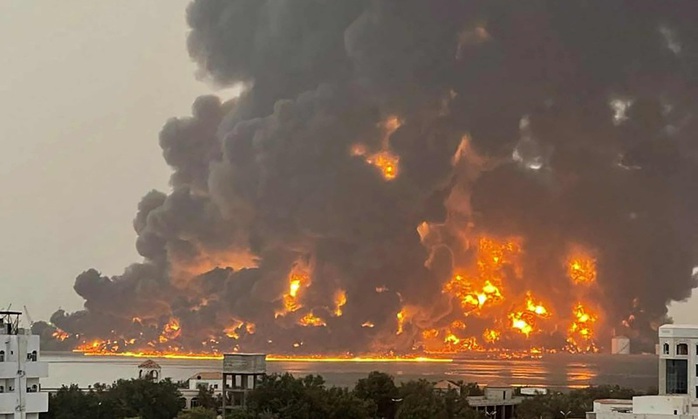 Lửa bùng lên sau cuộc không kích của Israel vào thành phố cảng Hodeidah, Yemen, ngày 20-7. Ảnh: The Guardian Lửa bùng lên sau cuộc không kích của Israel vào thành phố cảng Hodeidah, Yemen, ngày 20-7. Ảnh: The Guardian