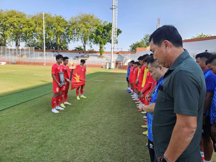 Các cầu thủ U19 VN mặc niệm cố TBT Nguyễn Phú Trọng trước trận. Ảnh: VFF Các cầu thủ U19 VN mặc niệm cố TBT Nguyễn Phú Trọng trước trận. Ảnh: VFF