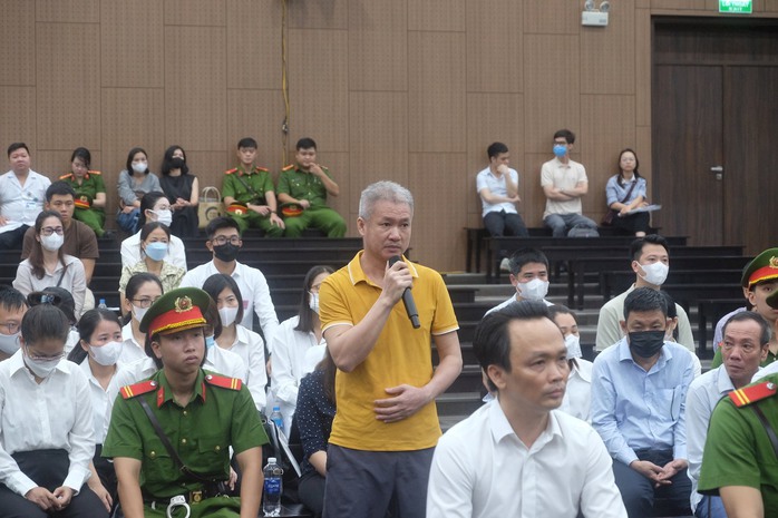VIDEO: Cựu chủ tịch FLC Trịnh Văn Quyết mặc áo sơ mi trắng, quần âu tới toà- Ảnh 12. VIDEO: Cựu chủ tịch FLC Trịnh Văn Quyết mặc áo sơ mi trắng, quần âu tới toà- Ảnh 12.