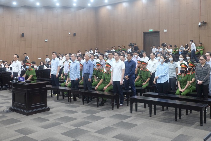 VIDEO: Cựu chủ tịch FLC Trịnh Văn Quyết mặc áo sơ mi trắng, quần âu tới toà- Ảnh 4. VIDEO: Cựu chủ tịch FLC Trịnh Văn Quyết mặc áo sơ mi trắng, quần âu tới toà- Ảnh 4.