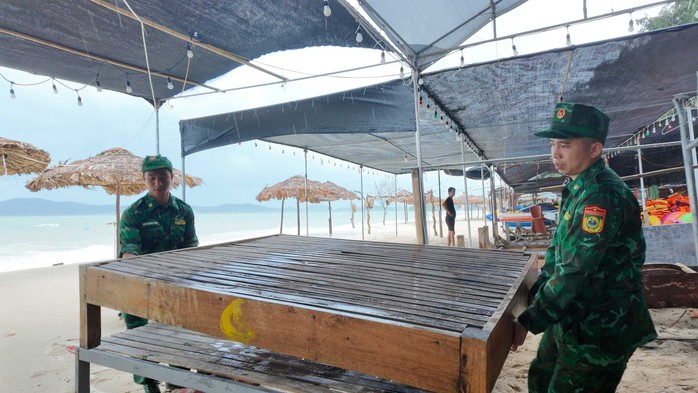 Trước bão số 2: Gần 950 du khách còn ở trên đảo Cô Tô- Ảnh 4. Trước bão số 2: Gần 950 du khách còn ở trên đảo Cô Tô- Ảnh 4.