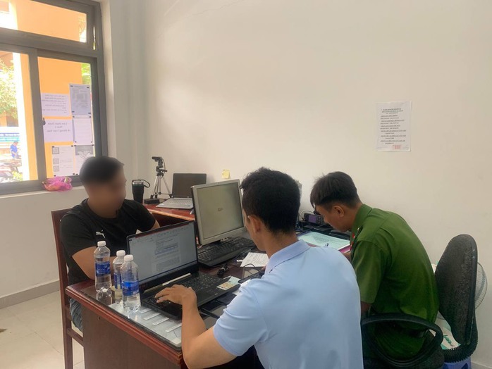 Công an TP HCM triệu tập 3 đối tượng xúc phạm Tổng Bí thư Nguyễn Phú Trọng- Ảnh 3. Công an TP HCM triệu tập 3 đối tượng xúc phạm Tổng Bí thư Nguyễn Phú Trọng- Ảnh 3.