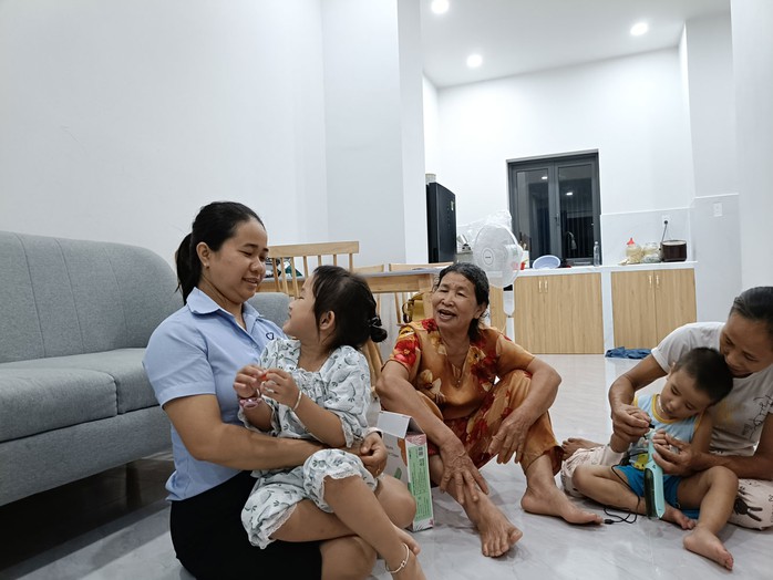 Gia đình chị Phan Thị Lam quây quần trong căn hộ nhà ở xã hội còn nồng mùi sơn Gia đình chị Phan Thị Lam quây quần trong căn hộ nhà ở xã hội còn nồng mùi sơn