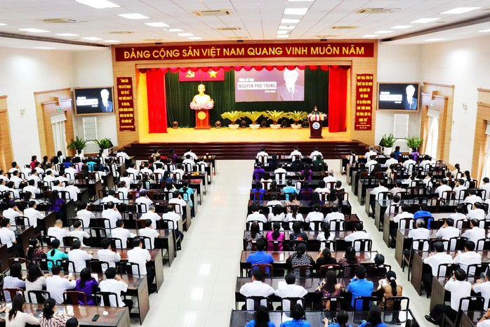 TP HCM: Nhiều trụ sở treo cờ rủ tưởng nhớ Tổng Bí thư Nguyễn Phú Trọng trước ngày Quốc tang- Ảnh 6. TP HCM: Nhiều trụ sở treo cờ rủ tưởng nhớ Tổng Bí thư Nguyễn Phú Trọng trước ngày Quốc tang- Ảnh 6.