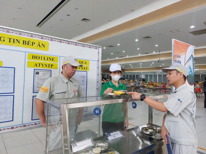 Ông Phan Thanh Hải (bìa phải) giám sát chất lượng bữa ăn giữa ca của công nhân Ông Phan Thanh Hải (bìa phải) giám sát chất lượng bữa ăn giữa ca của công nhân