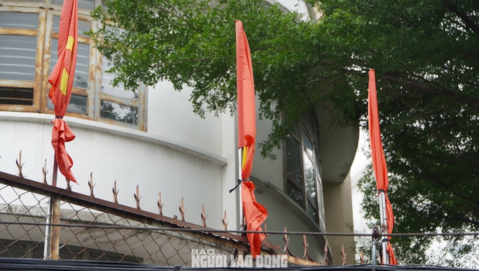 TP HCM: Nhiều trụ sở treo cờ rủ tưởng nhớ Tổng Bí thư Nguyễn Phú Trọng trước ngày Quốc tang- Ảnh 9. TP HCM: Nhiều trụ sở treo cờ rủ tưởng nhớ Tổng Bí thư Nguyễn Phú Trọng trước ngày Quốc tang- Ảnh 9.