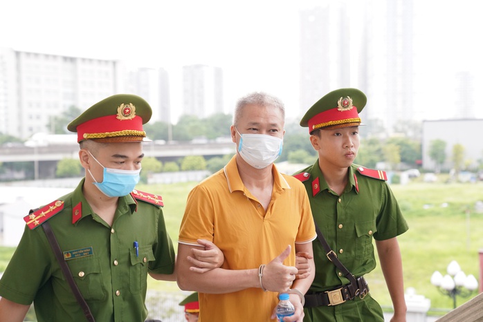 VIDEO: Cựu chủ tịch FLC Trịnh Văn Quyết mặc áo sơ mi trắng, quần âu tới toà- Ảnh 5. VIDEO: Cựu chủ tịch FLC Trịnh Văn Quyết mặc áo sơ mi trắng, quần âu tới toà- Ảnh 5.