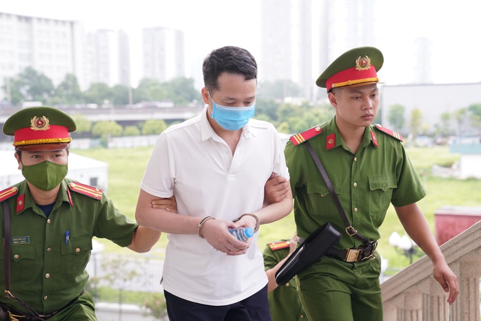 VIDEO: Cựu chủ tịch FLC Trịnh Văn Quyết mặc áo sơ mi trắng, quần âu tới toà- Ảnh 7. VIDEO: Cựu chủ tịch FLC Trịnh Văn Quyết mặc áo sơ mi trắng, quần âu tới toà- Ảnh 7.