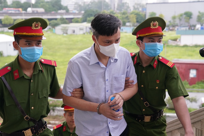 VIDEO: Cựu chủ tịch FLC Trịnh Văn Quyết mặc áo sơ mi trắng, quần âu tới toà- Ảnh 9. VIDEO: Cựu chủ tịch FLC Trịnh Văn Quyết mặc áo sơ mi trắng, quần âu tới toà- Ảnh 9.
