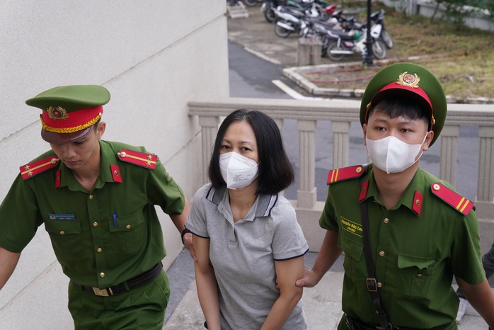 VIDEO: Cựu chủ tịch FLC Trịnh Văn Quyết mặc áo sơ mi trắng, quần âu tới toà- Ảnh 8. VIDEO: Cựu chủ tịch FLC Trịnh Văn Quyết mặc áo sơ mi trắng, quần âu tới toà- Ảnh 8.