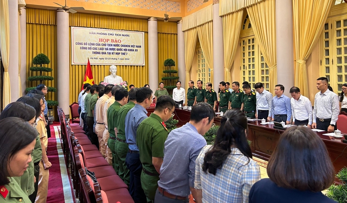 Họp báo ở Văn phòng Chủ tịch nước: Các đại biểu mặc niệm tưởng nhớ Tổng Bí thư Nguyễn Phú Trọng- Ảnh 1. Họp báo ở Văn phòng Chủ tịch nước: Các đại biểu mặc niệm tưởng nhớ Tổng Bí thư Nguyễn Phú Trọng- Ảnh 1.