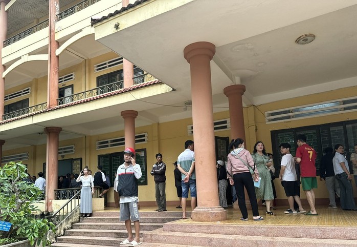 Hàng chục phụ huynh bức xúc kéo đến trường rút hồ sơ cho con- Ảnh 1. Hàng chục phụ huynh bức xúc kéo đến trường rút hồ sơ cho con- Ảnh 1.